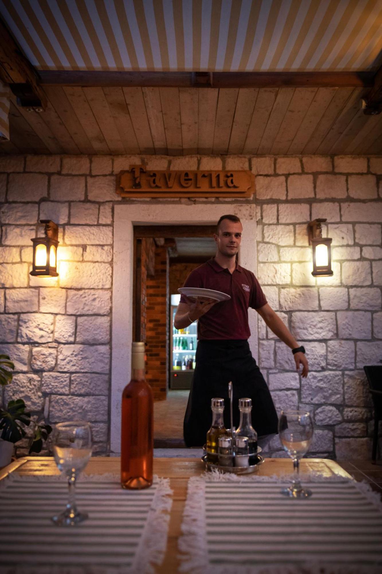 Taverna & Rooms Sutivan Exterior foto